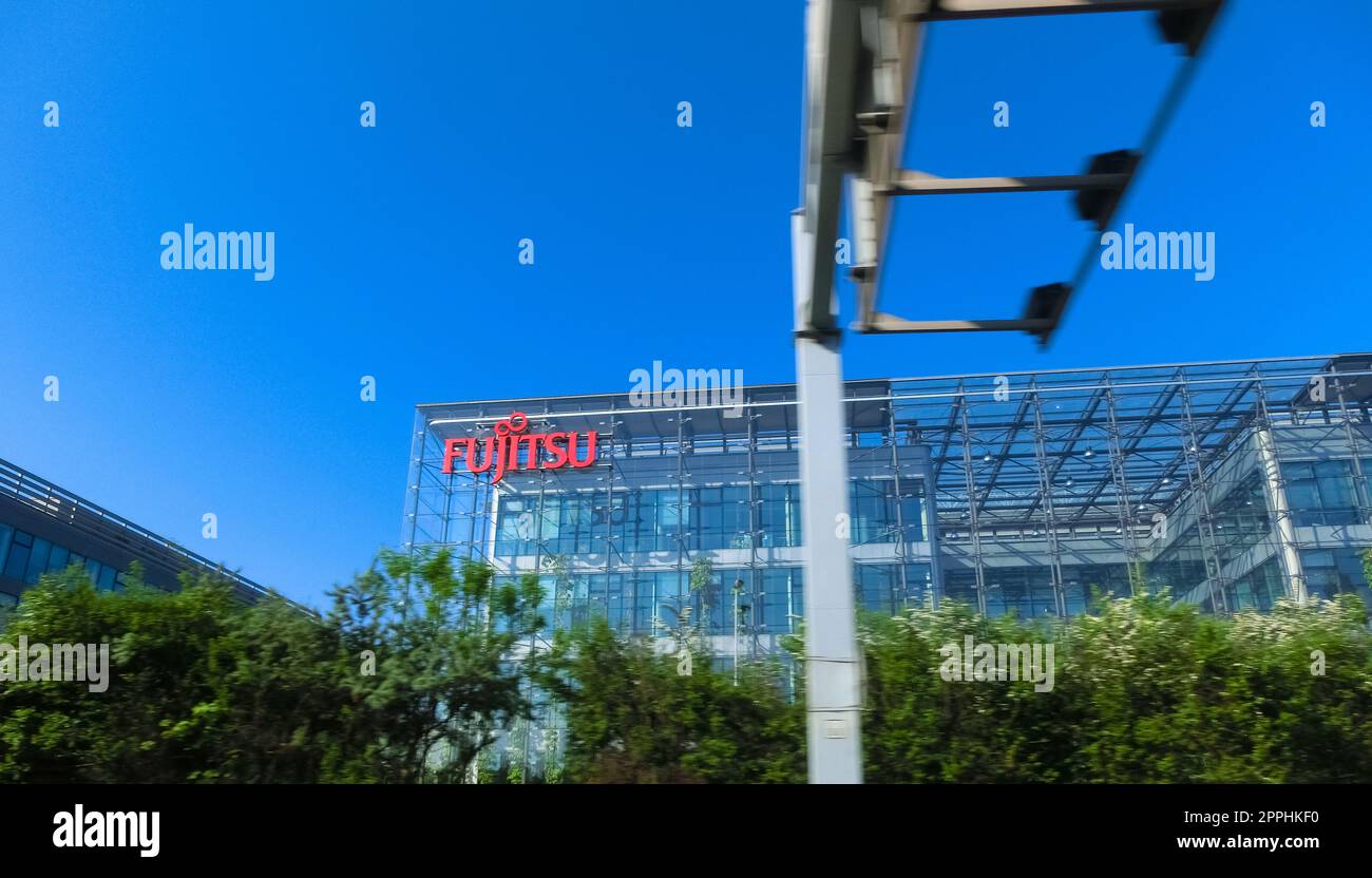 Primo piano del cartello Fujitsu sul loro edificio di uffici a Chech. Fujitsu è un'azienda giapponese di tecnologia dell'informazione e della comunicazione. Foto Stock