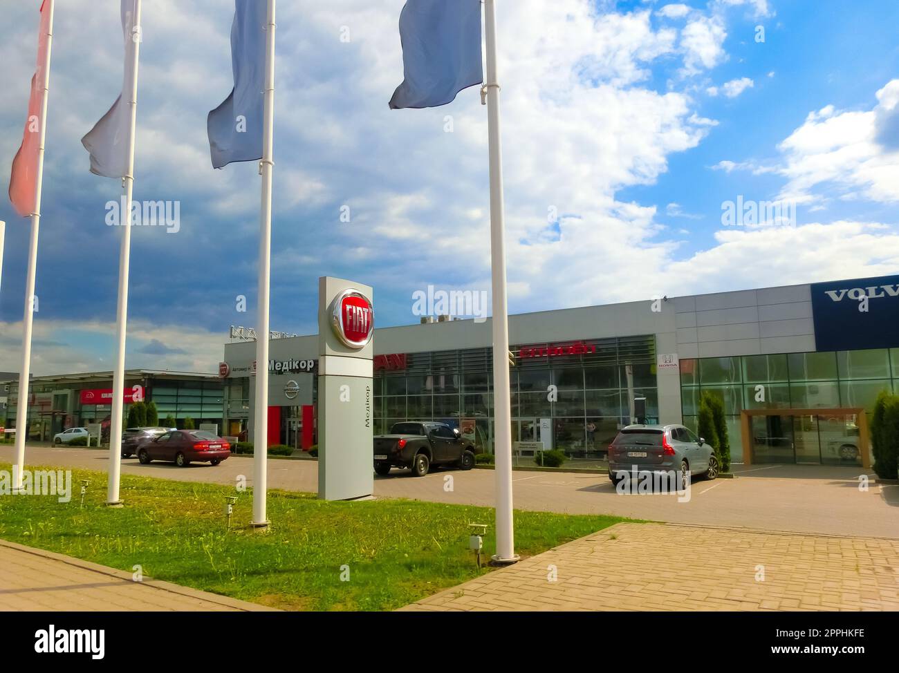 Logo aziendale Fiat Automobiles su un edificio della concessionaria. Salone auto produttore italiano con logo corporativo. Emblema del cartello dello showroom del marchio. Foto Stock