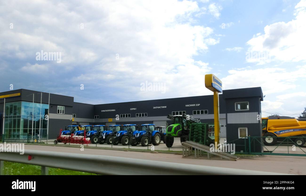 Vista della concessionaria del marchio New Holland Agriculture. New Holland Agriculture è un produttore globale di macchinari agricoli di linea completa appartenente a CNH Industrial. Foto Stock