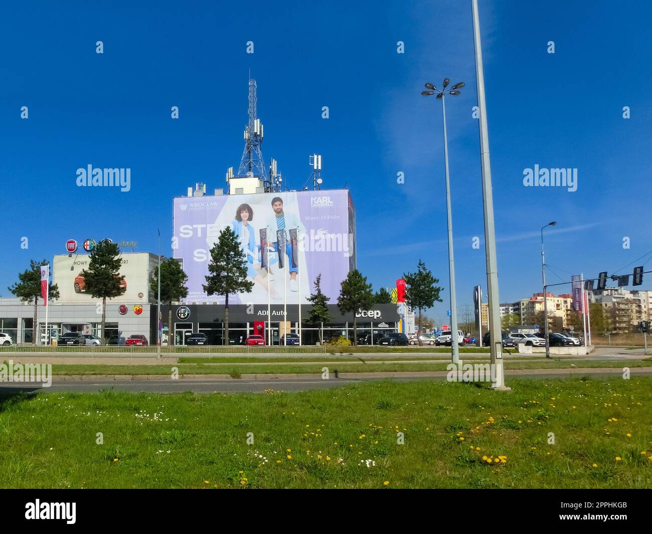 Costruzione di una concessionaria di jeep. Salone auto produttore automobilistico americano con logo corporativo, cartello con logo aziendale sopra l'ingresso. Foto Stock