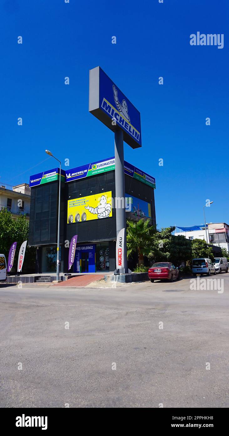 Antalya, Turchia - 17 settembre 2022: Logo Michelin sulla facciata dell'edificio. Foto Stock