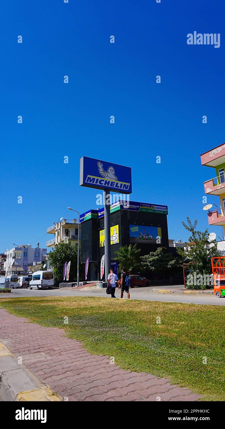 Antalya, Turchia - 17 settembre 2022: Logo Michelin sulla facciata dell'edificio. Foto Stock