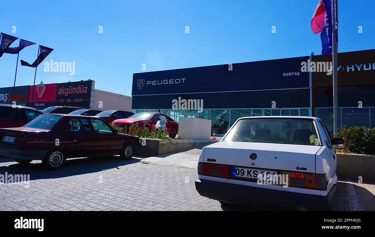 Antalya, Turchia - 17 settembre 2022: Negozio Peugeot automobili logo insegna auto concessionario Foto Stock