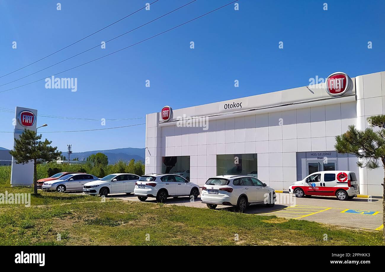 Istanbul, Turchia - 16 settembre 2022: Logo aziendale Fiat Automobiles su un edificio della concessionaria. Salone auto produttore italiano con logo corporativo. Foto Stock