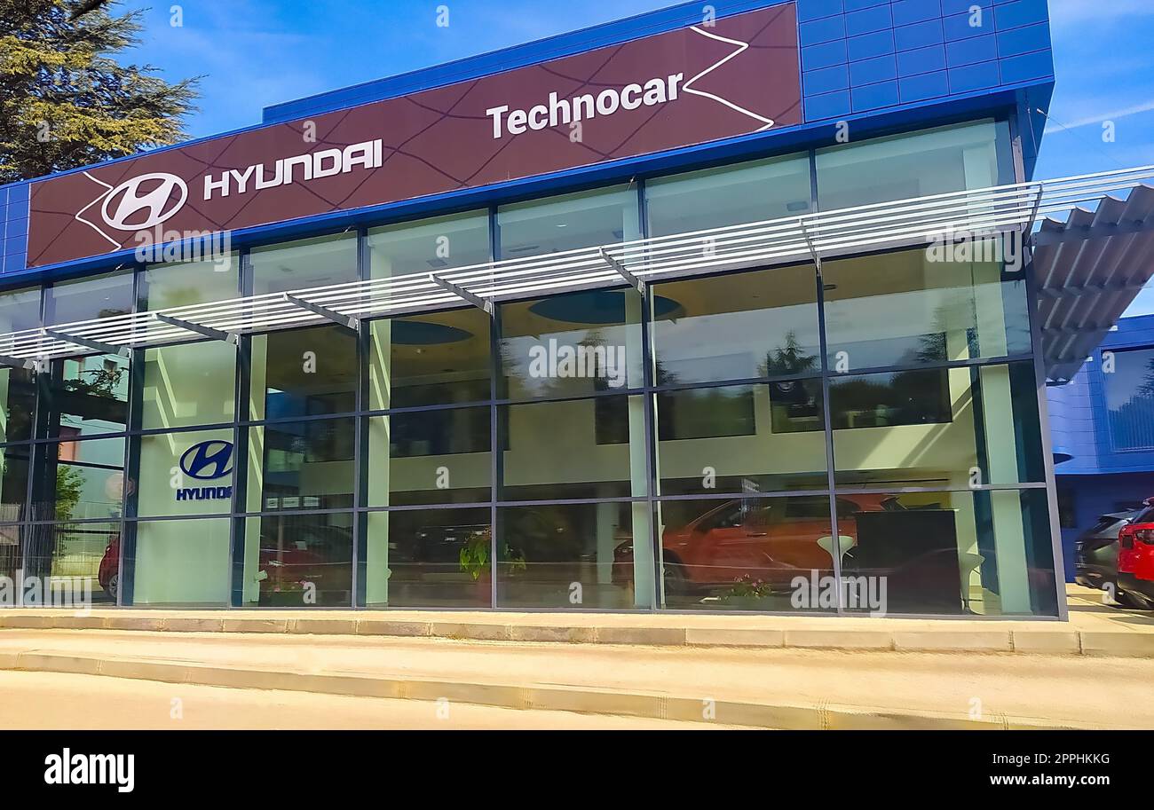 Varna, Bulgaria - 25 settembre 2022: Logo Hyundai sull'edificio dello showroom in una giornata di sole. Hyundai Kia è un produttore sudcoreano di automobili e veicoli commerciali Foto Stock