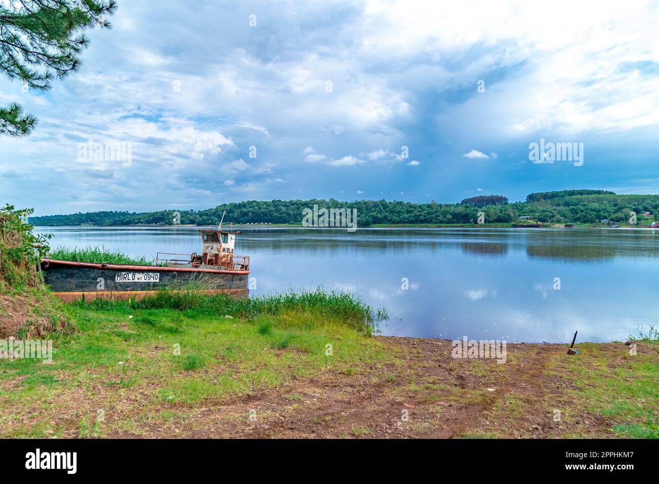 Argentina - 5 aprile 2022: Nave da carico arrugginita sul fiume in Sud america Foto Stock