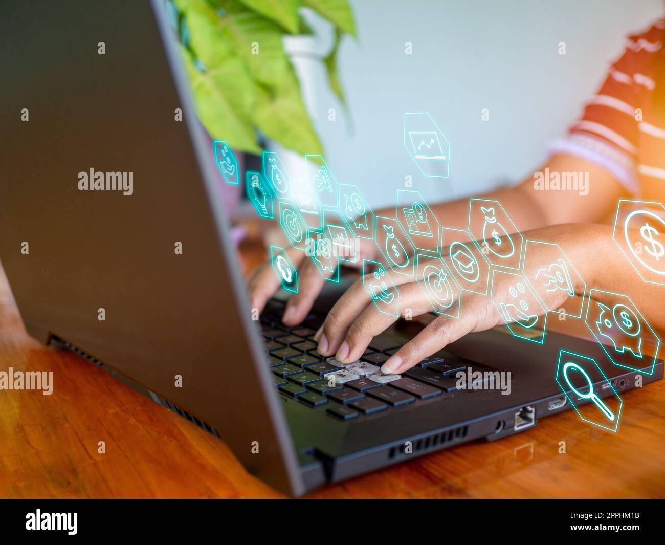 Mano umana che lavora al computer. concetto aziendale e tecnologia di comunicazione Foto Stock