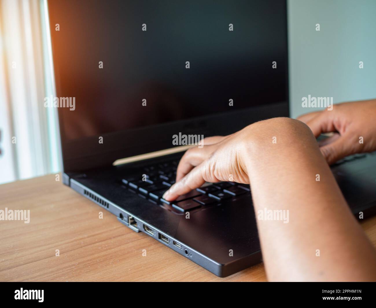 Mano umana che lavora al computer. concetto aziendale e tecnologia di comunicazione Foto Stock