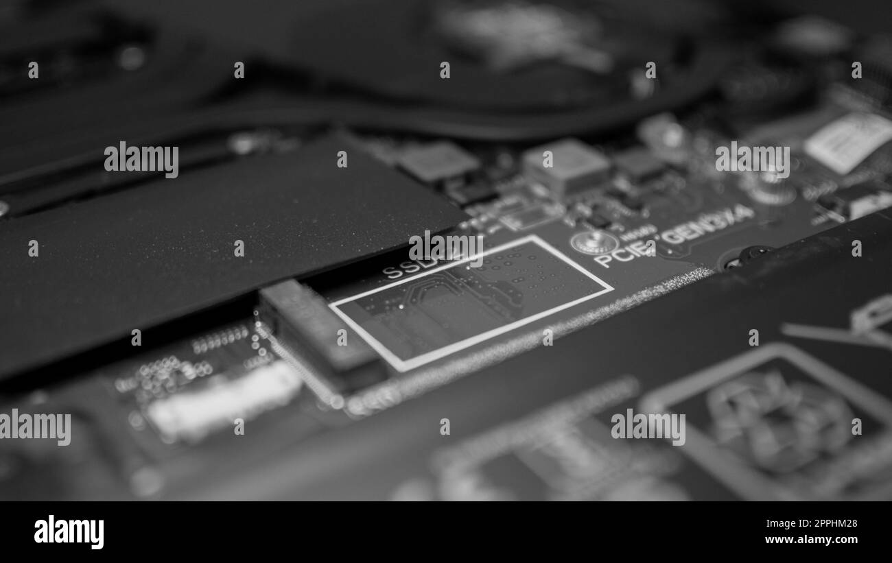 Scheda a circuito stampato con resistenze microchip e componenti elettronici. Tecnologia hardware del computer. Processore di comunicazione integrato. Ingegneria dell'informazione. PCB. Foto Stock