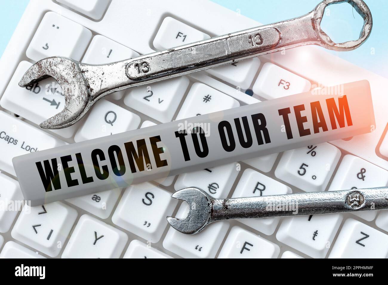 Cartello con la scritta Benvenuto nel nostro team. Concetto che significa introdurre un'altra persona ai tuoi compagni di squadra Foto Stock