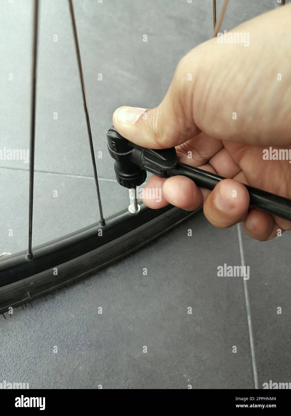 Pompare aria nel pneumatico della bicicletta Foto Stock