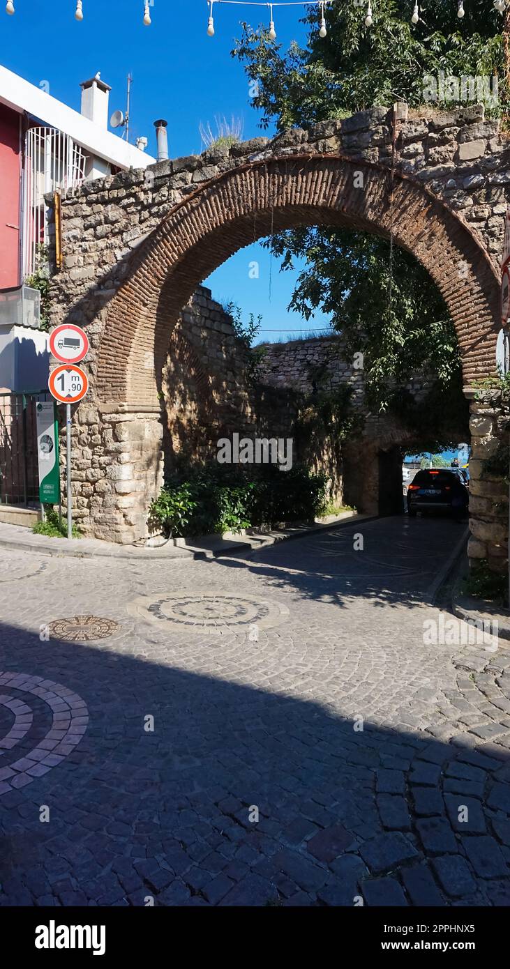 Istanbul, Turchia - 14 settembre 2022: Vista sulla strada a Sultanahmet. Arco con accesso all'argine del Bosforo Foto Stock