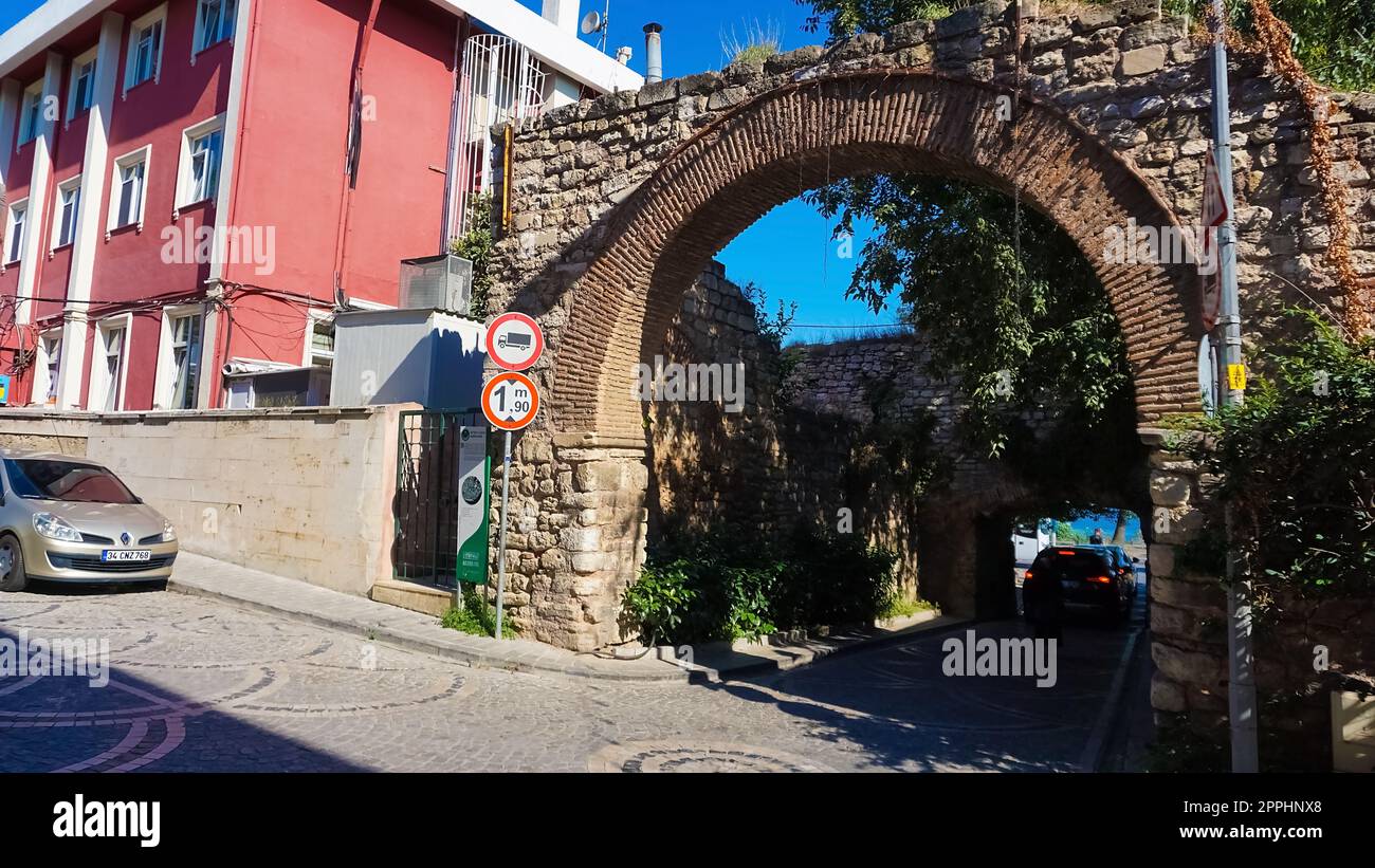 Istanbul, Turchia - 14 settembre 2022: Vista sulla strada a Sultanahmet. Arco con accesso all'argine del Bosforo Foto Stock