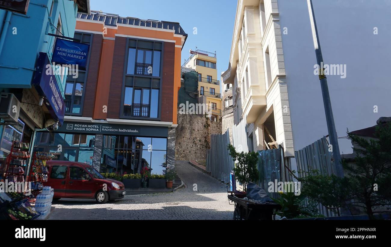 Istanbul, Turchia - 14 settembre 2022: Vista sulla strada a Sultanahmet. Foto Stock