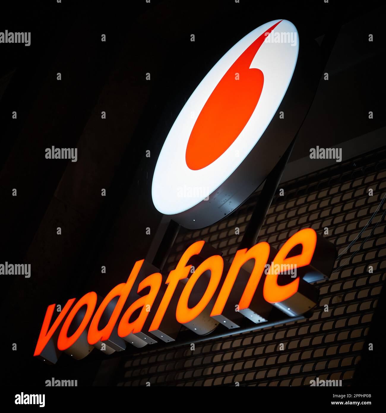 Pubblicità del fornitore di telefonia mobile Vodafone nel centro di Berlino la sera Foto Stock