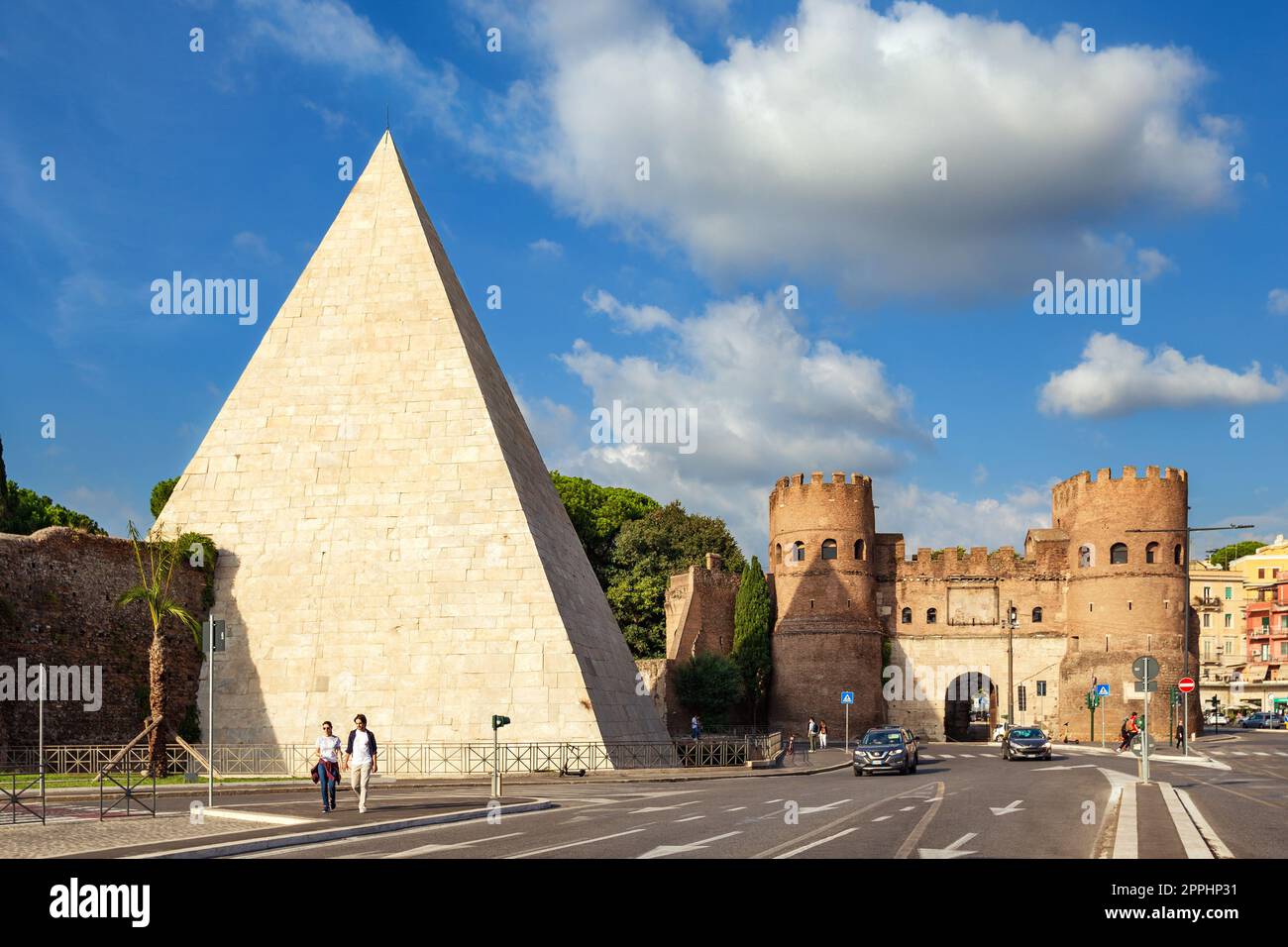 La Piramide di Caius Cestius e porta San Paolo a Roma. Foto Stock