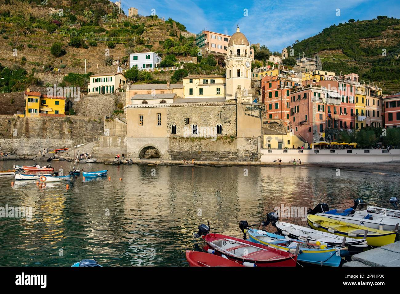 Vista del porto di Vernazza nelle cinque Terre. Foto Stock