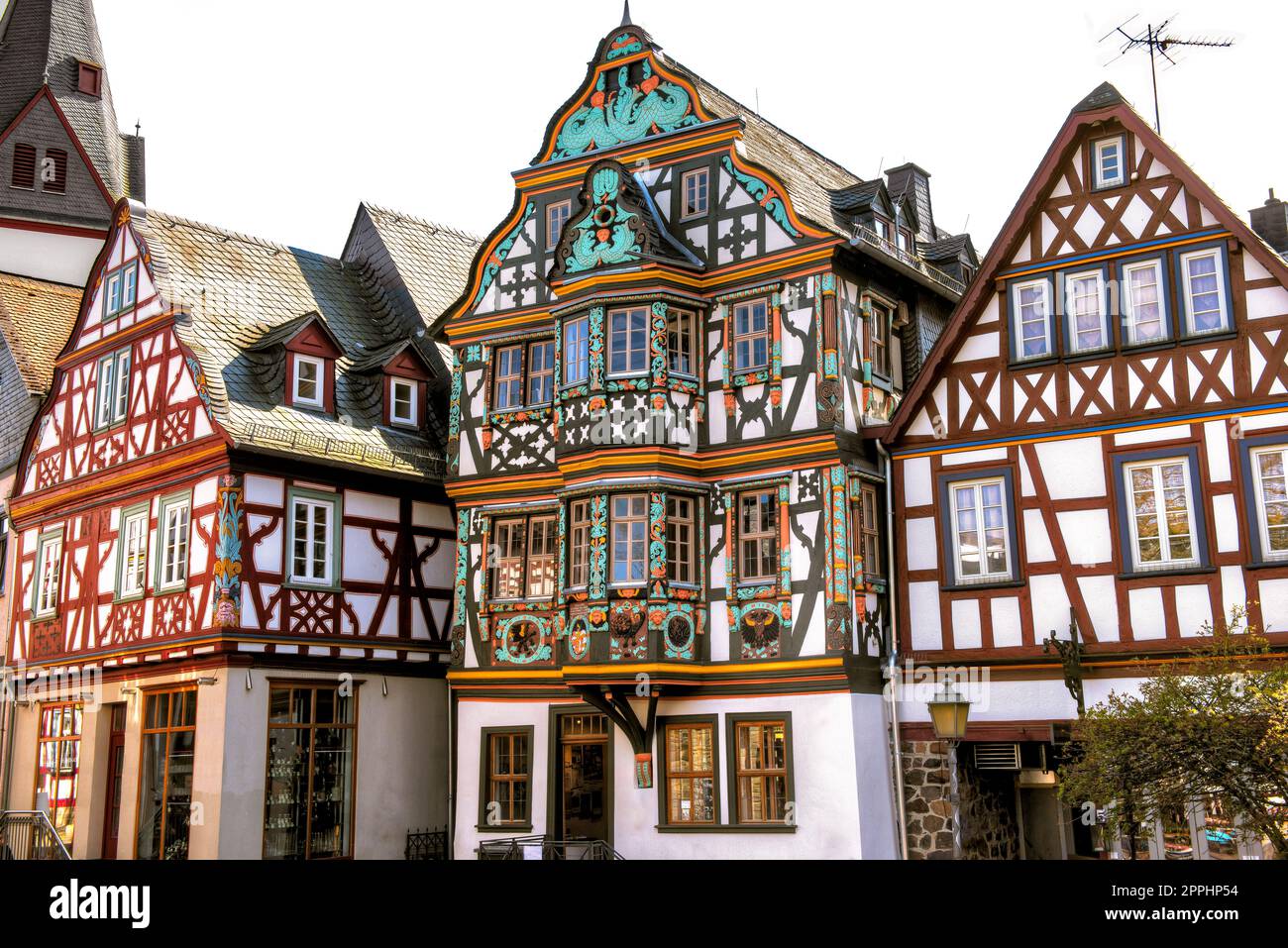Le facciate colorate di tre case a graticcio che si eran in fila nel centro storico di Idstein im Taunus, Assia Foto Stock