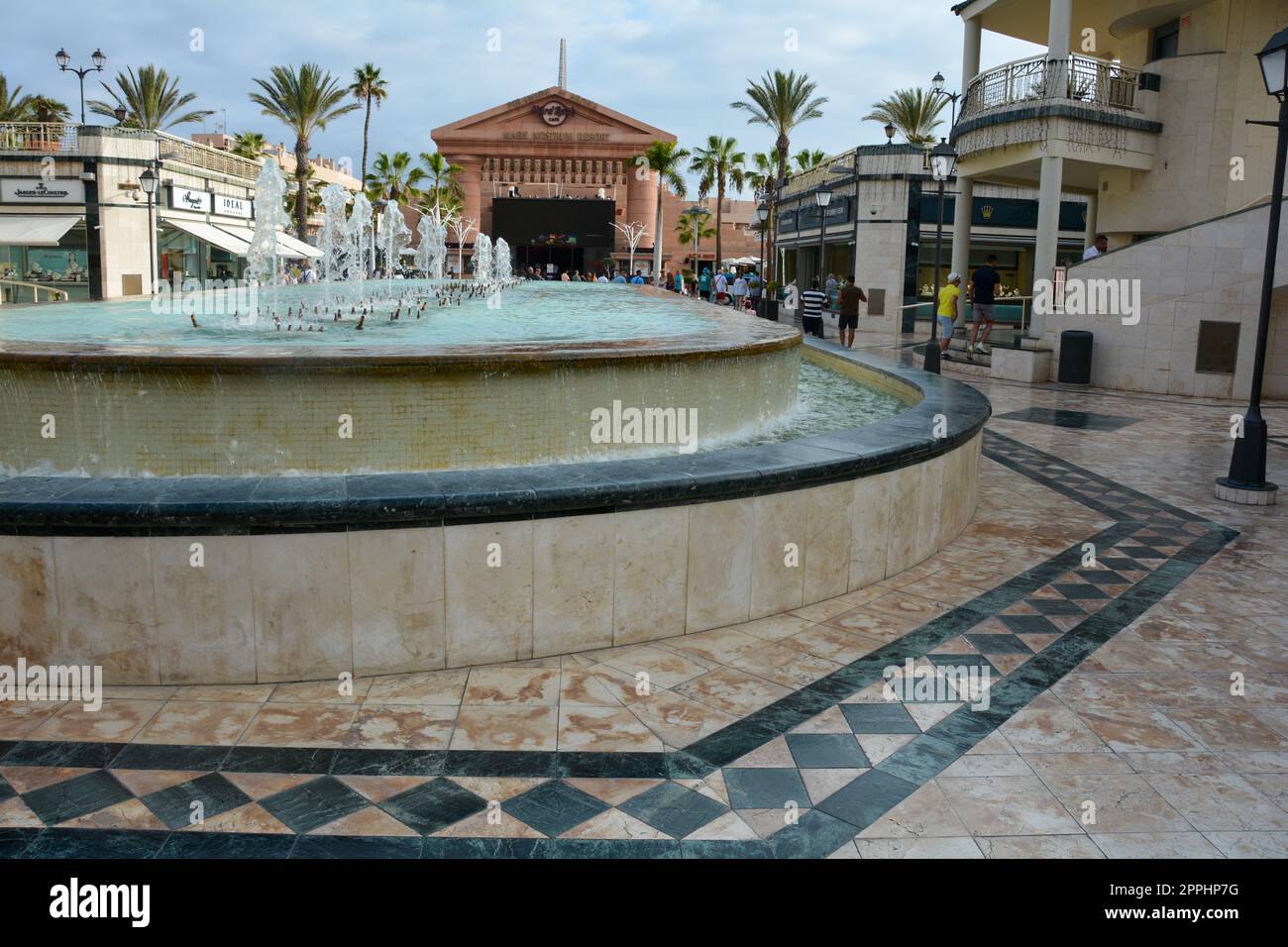Centro commerciale Safari Shopping Mall, Playa de la Americas, Tenerife, Spagna 12 agosto 2022 - Fontana d'acqua affacciata sull'Hard Rock Cafe Foto Stock