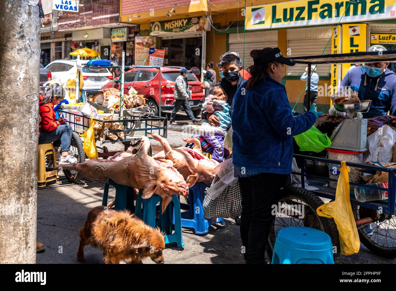 Huaraz, Perù - 15 settembre 2022: strada di una città sudamericana Foto Stock