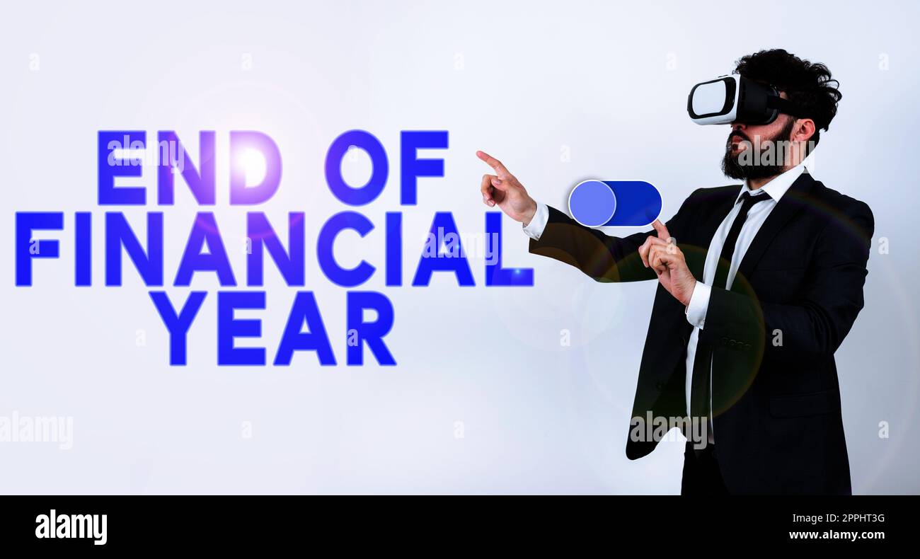 Testo che mostra l'ispirazione alla fine dell'anno finanziario. Business idea rivedere e modificare i fogli contabili dell'anno precedente Foto Stock
