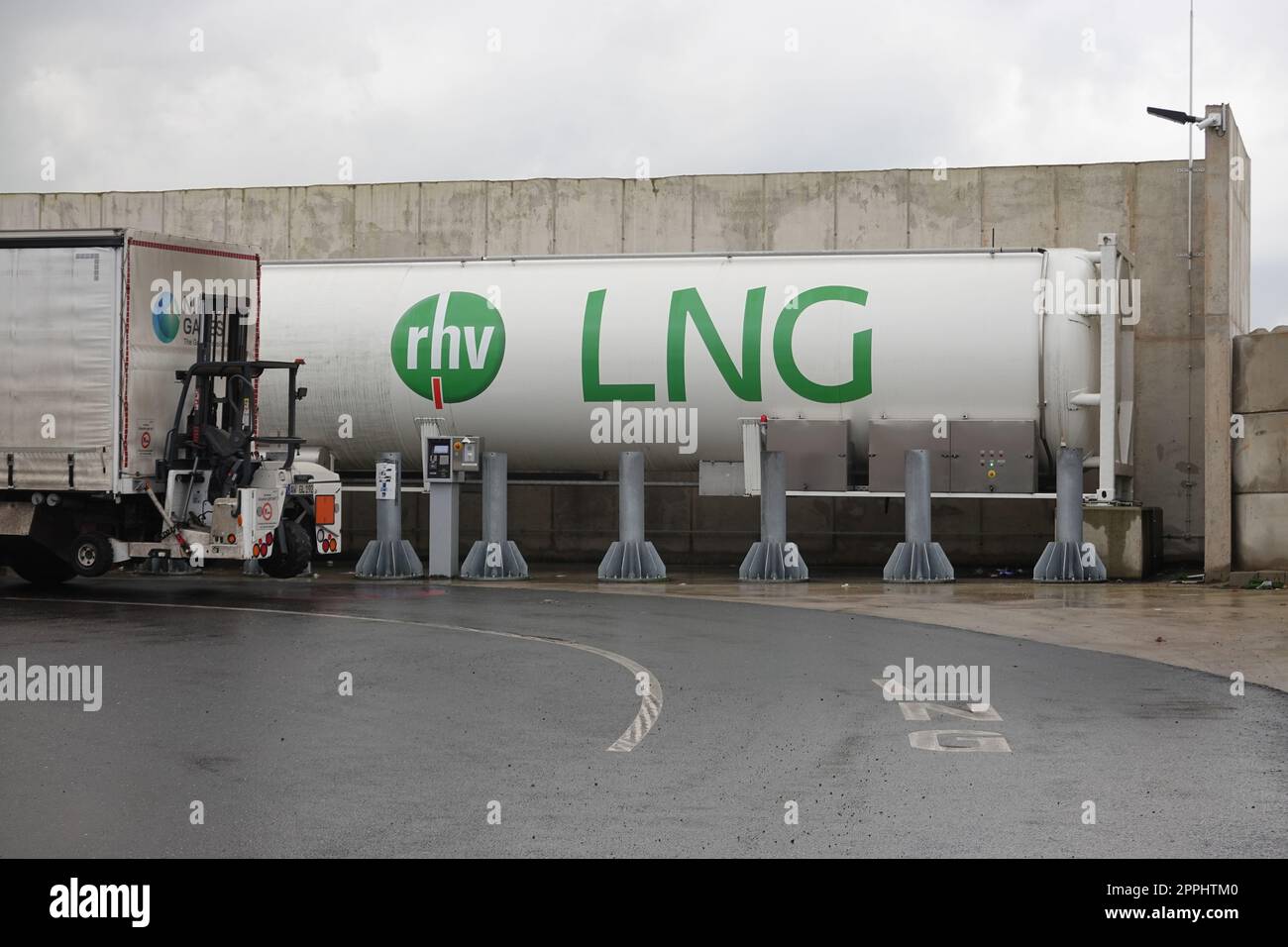 Rhv Raiffeisen-Tankstelle fÃ¼r LKW mit LNG-Tank in einem Gewerbegebiet nahe einer Autobahnabfahrt Foto Stock