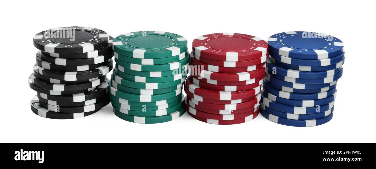 Chip di plastica da casinò impilati su sfondo bianco. Gioco di poker Foto Stock
