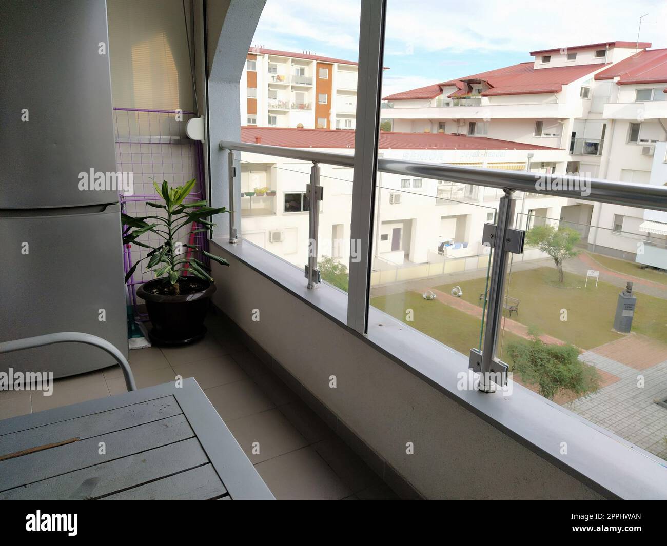 Banya Kovylyacha, Serbia, Loznica, 29 settembre 2022. Nuovi quartieri di edifici residenziali con appartamenti. Attività di noleggio in una località turistica. Vista dalla terrazza al cortile Foto Stock