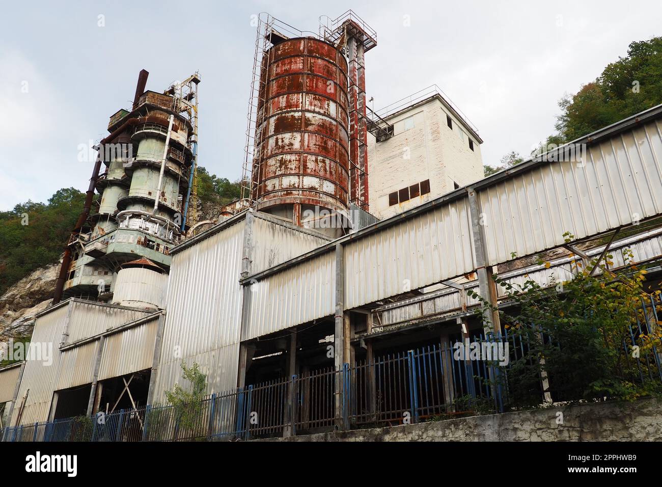Mali Zvornik, Serbia, settembre 29 2022 impianto di cemento, miniera di Brasina. Architettura industriale. Inquinamento dell'aria da smog e polvere sporca sfondo industriale in una fabbrica all'aperto di impianti di frantumazione e scavo di rocce Foto Stock