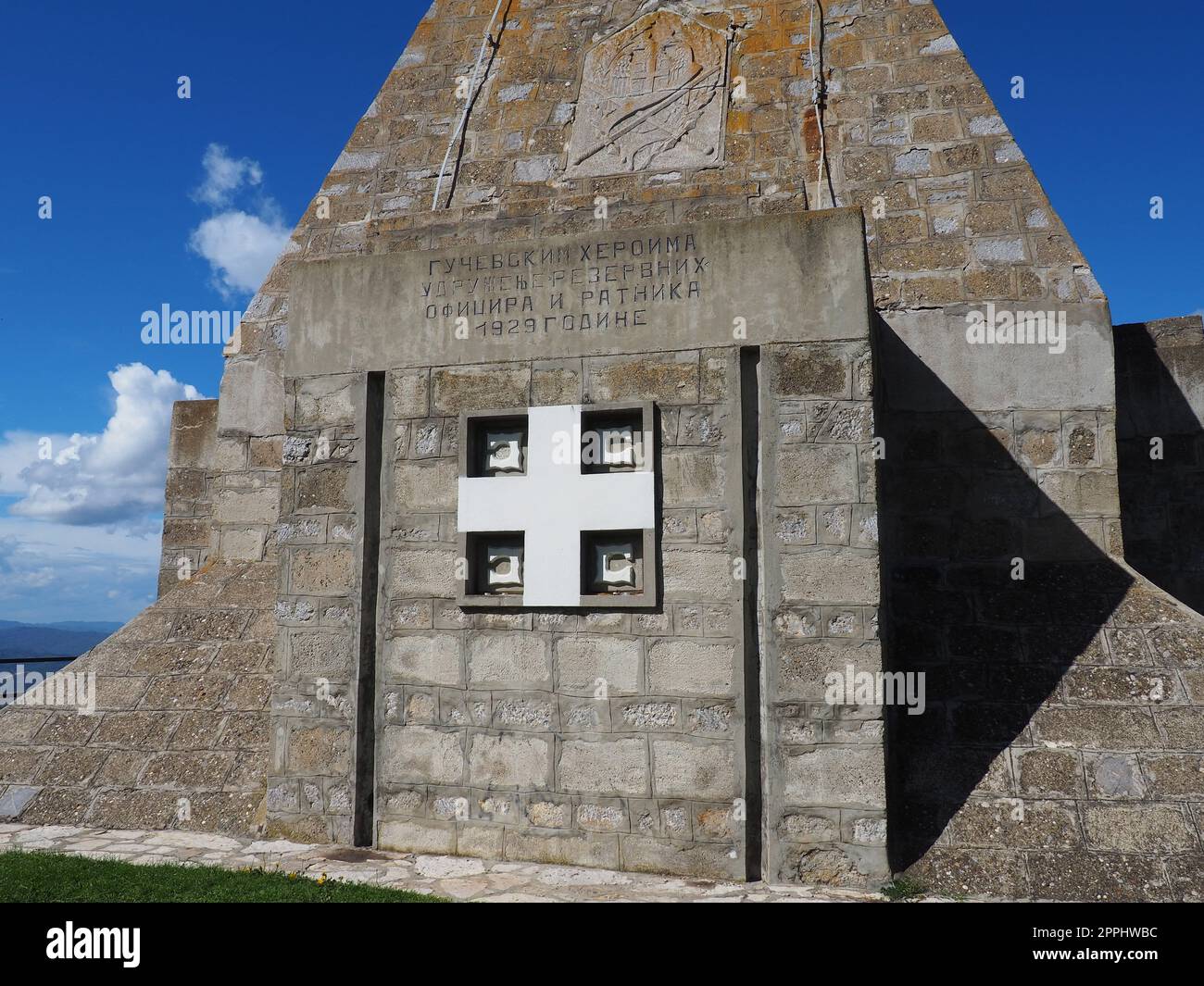 Banja Koviljaca, Loznica, Serbia 10.01.2022 Crni vrh è la vetta più alta del monte Guchevo. Un monumento e ossario ai soldati serbi e austro-ungarici morirono a Gucevo durante la prima guerra mondiale. Foto Stock