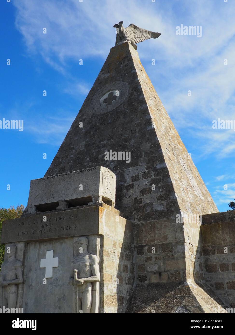 Banja Koviljaca, Loznica, Serbia 10.01.2022 Crni vrh è la vetta più alta del monte Guchevo. Un monumento e ossario ai soldati serbi e austro-ungarici morirono a Gucevo durante la prima guerra mondiale. Foto Stock