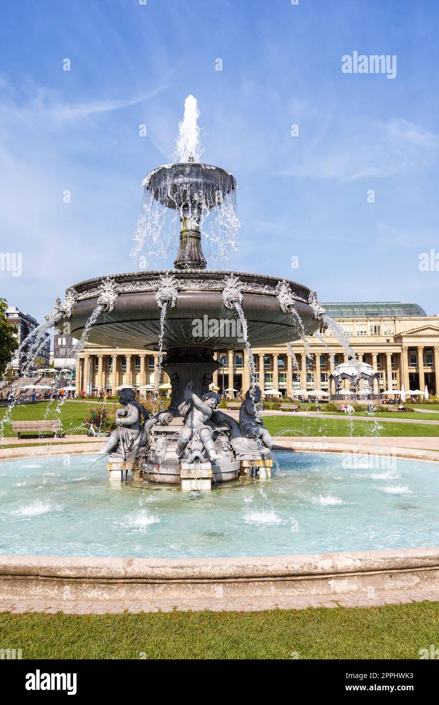 Città di Stoccarda Piazza del Castello Schlossplatz con il formato ritratto di viaggio fontana in Germania Foto Stock