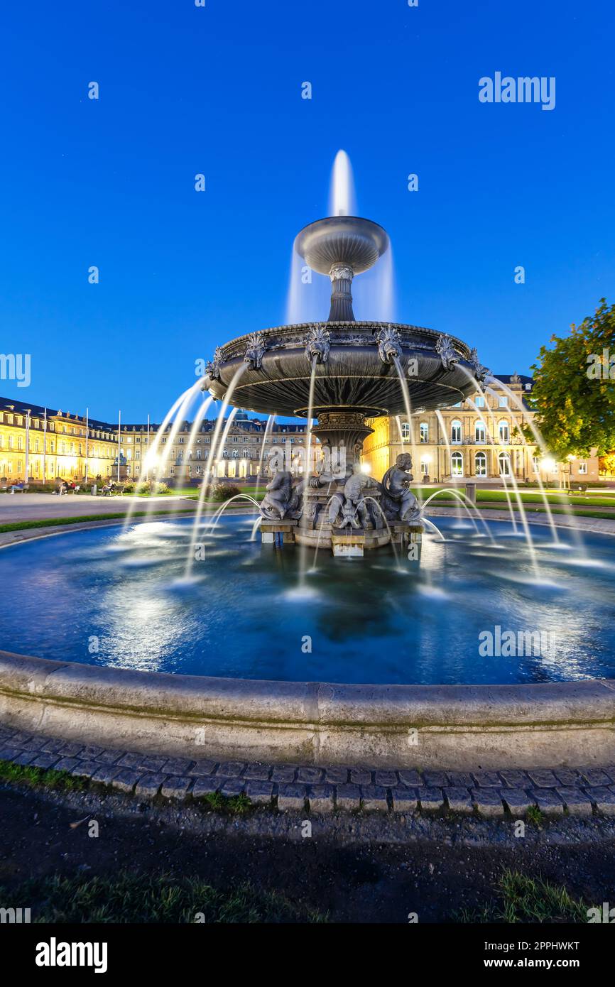 Castello di Stoccarda, piazza Schlossplatz Neues Schloss con fontana, formato ritratto di viaggio di notte in Germania Foto Stock