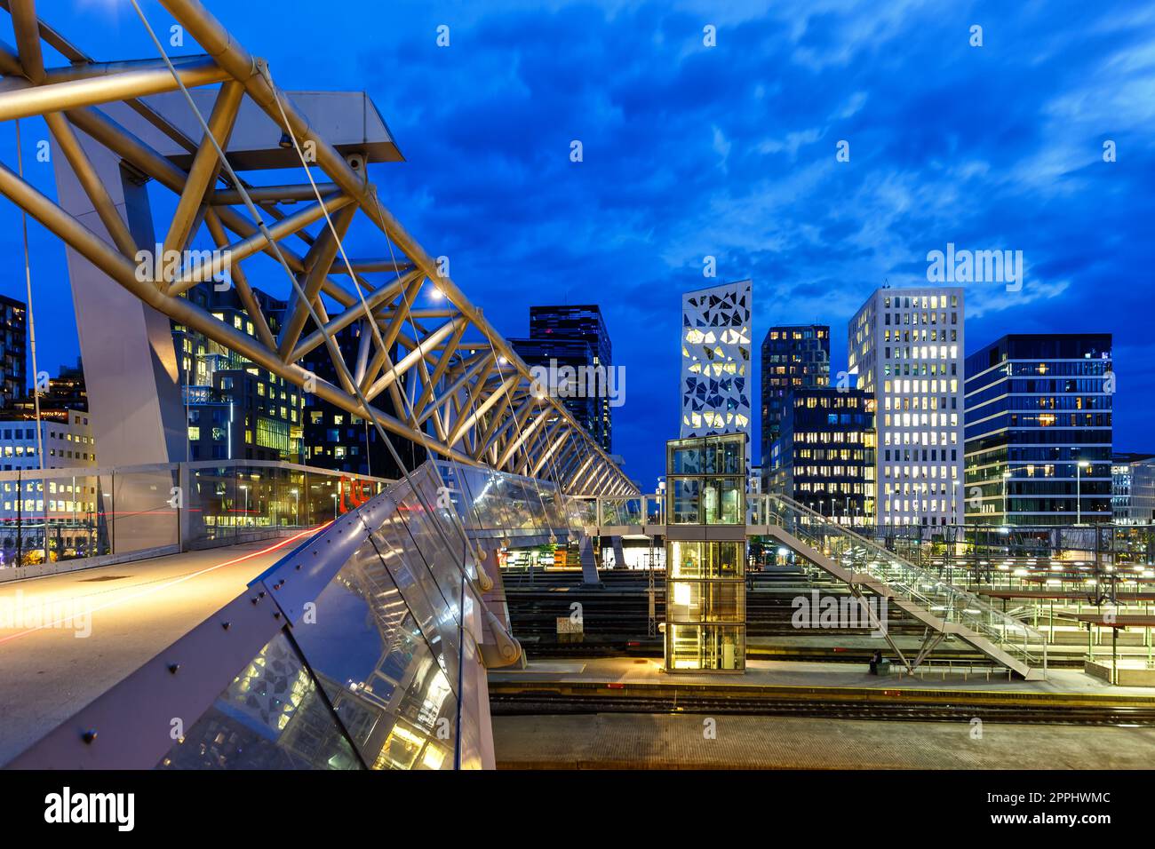 Skyline di Oslo edifici moderni con un ponte nel Barcode District di notte in Norvegia Foto Stock