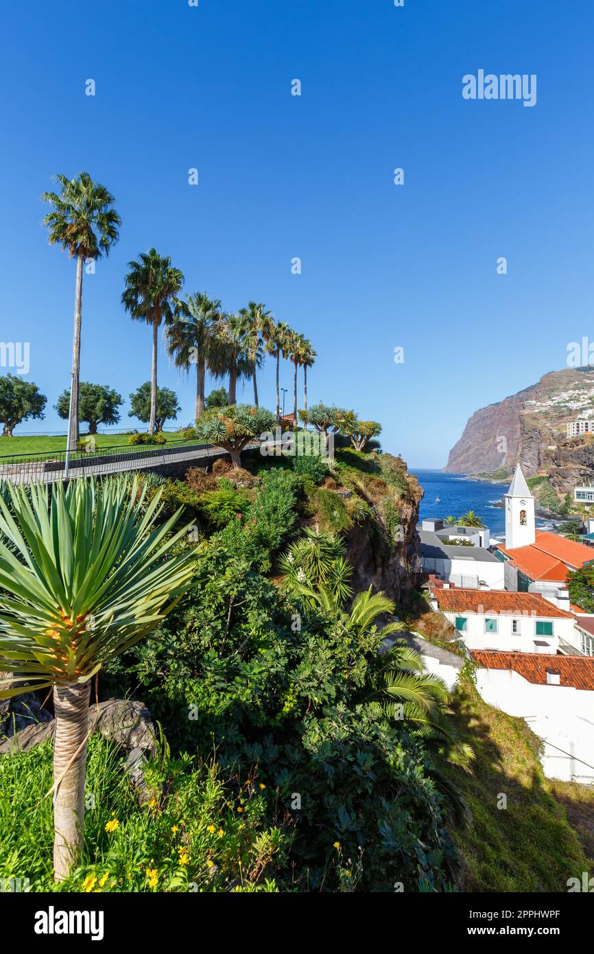 Vista sulla città di Camara de Lobos con il formato di ritratto della chiesa sull'isola di Madeira in Portogallo Foto Stock