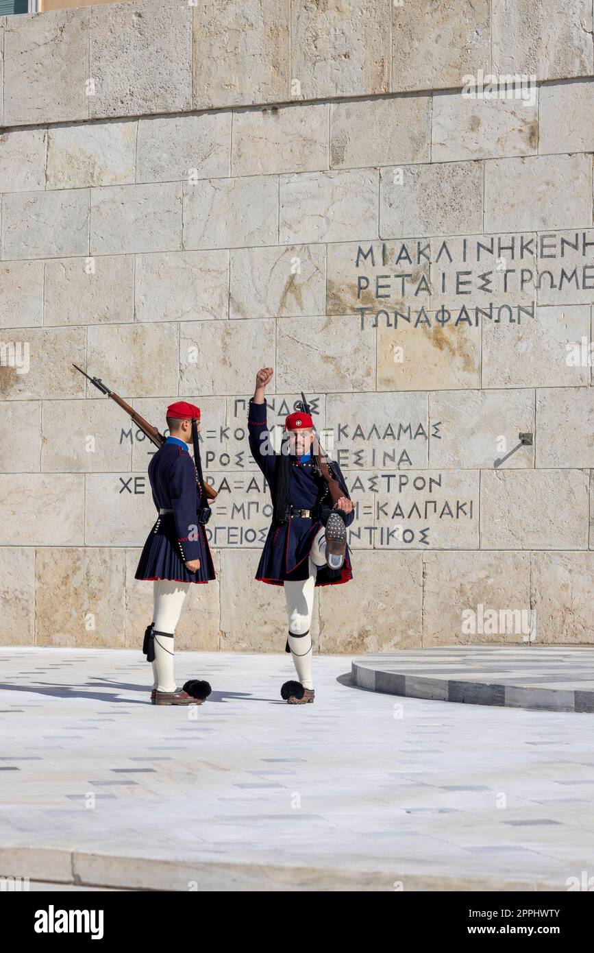 Cambio della guardia di fronte al Parlamento greco (Vecchio Palazzo reale) da Evzones, Atene, Grecia Foto Stock