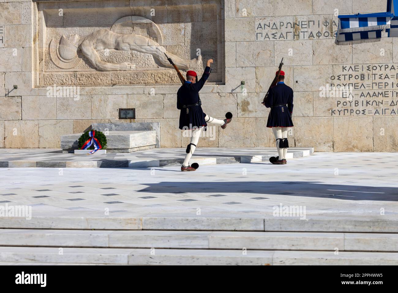 Cambio della guardia di fronte al Parlamento greco (Vecchio Palazzo reale) da Evzones, Atene, Grecia Foto Stock