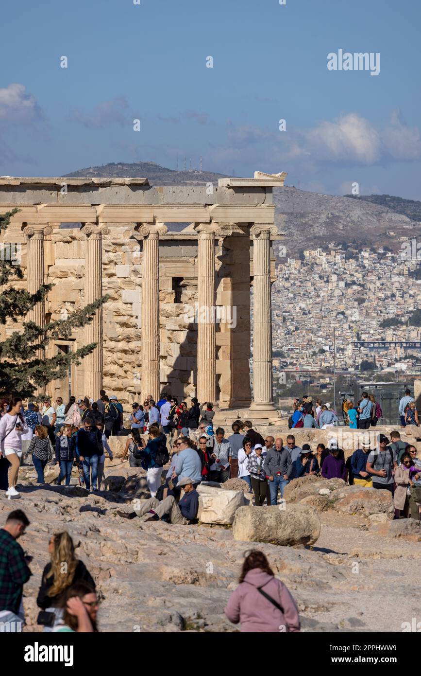 Gruppo di turisti di fronte all'Eretteo, al Tempio di Atena Polia sull'Acropoli di Atene, Atene, Grecia Foto Stock