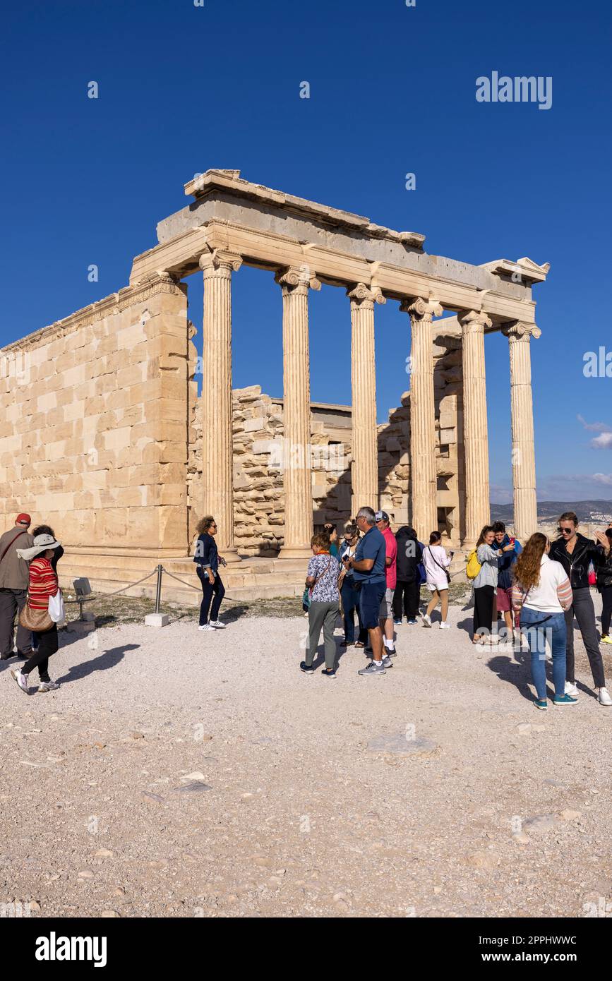 Gruppo di turisti di fronte all'Eretteo, al Tempio di Atena Polia sull'Acropoli di Atene, Atene, Grecia Foto Stock