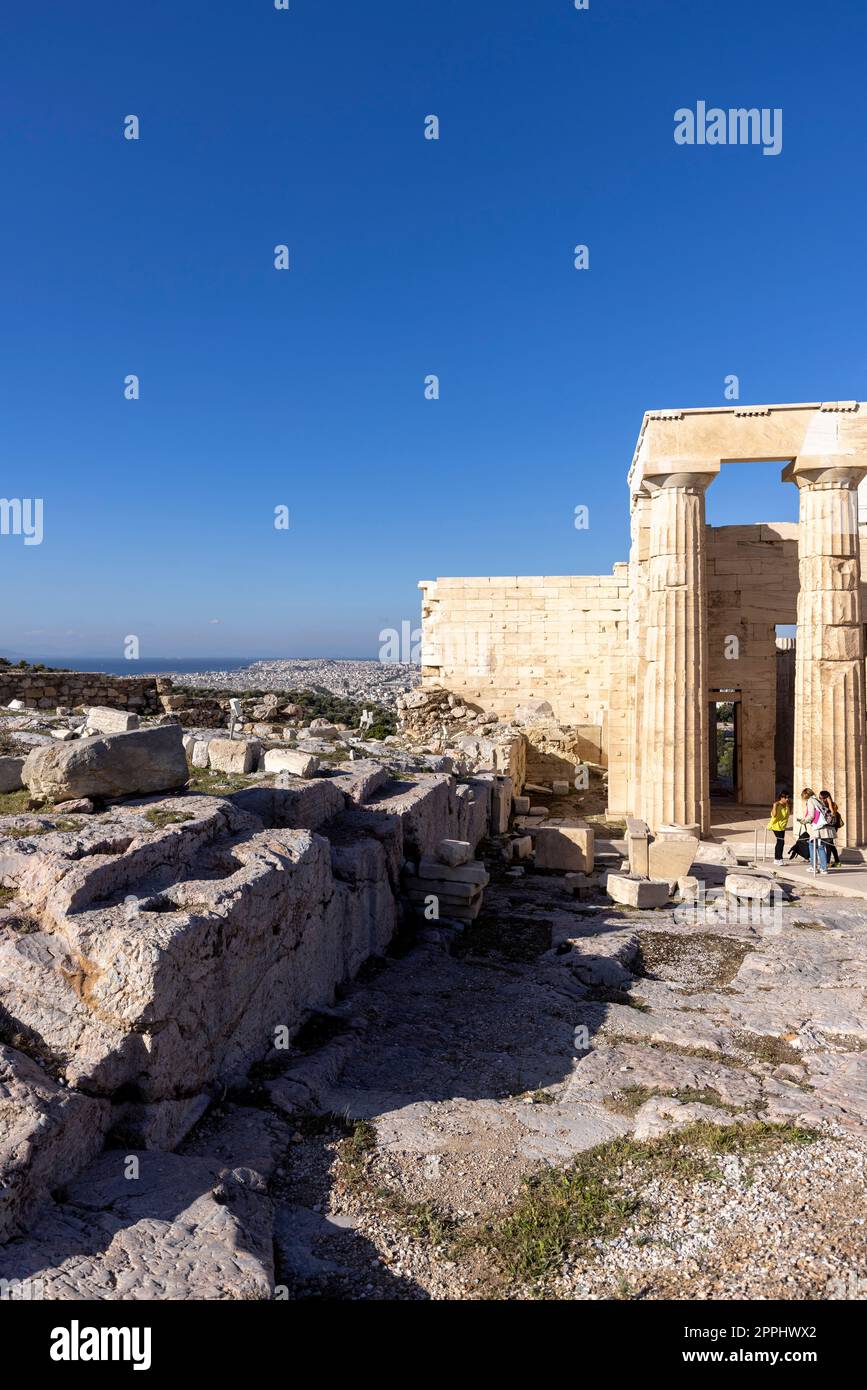 Gruppo di turisti di fronte a Propilaia, monumentale porta cerimoniale per l'Acropoli di Atene, Atene, Grecia Foto Stock