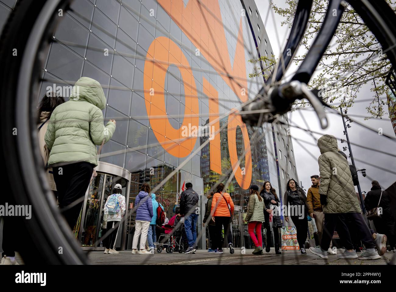 ROTTERDAM - il Markthal è stato decorato con adesivi in preparazione del giorno del Re nel centro di Rotterdam, dove la famiglia reale visiterà. ANP ROBIN VAN LONKHUIJSEN olanda fuori - belgio fuori Foto Stock