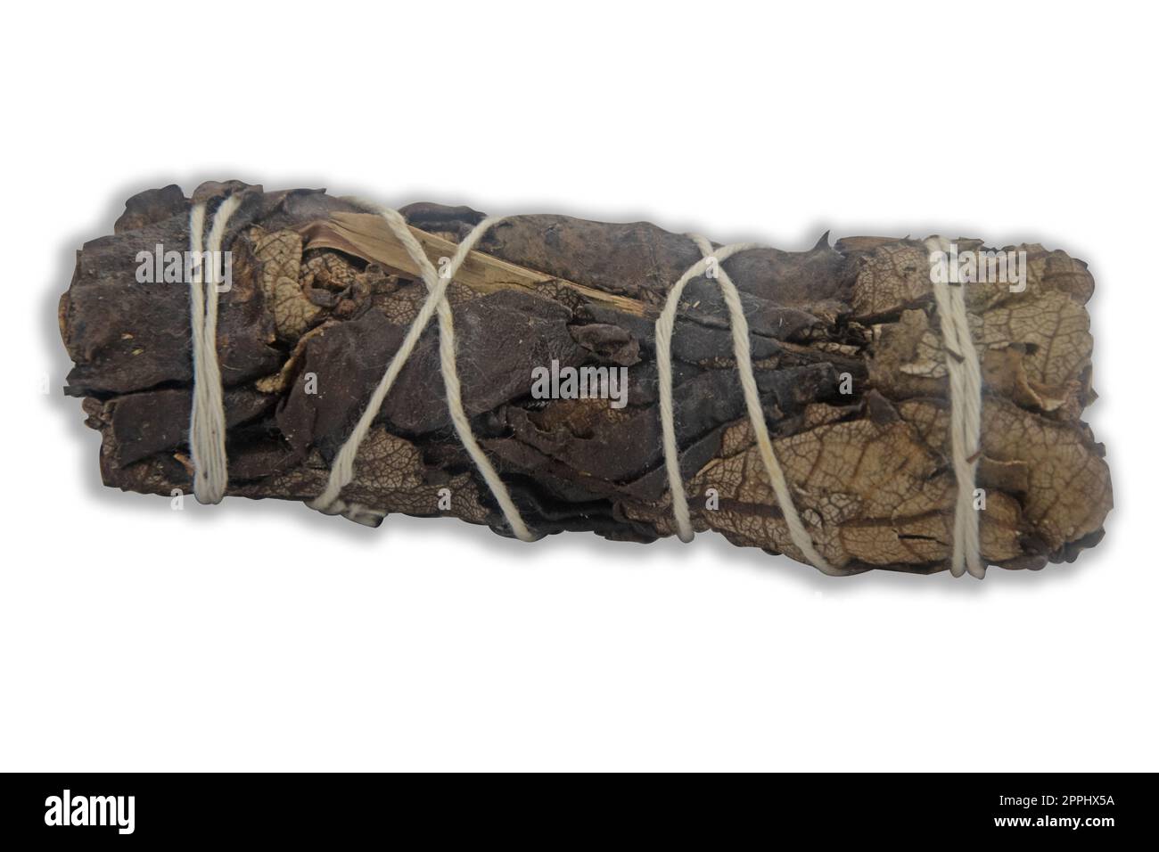 tradizionale bastone di sbavatura di salvia bianca per la meditazione e la pulizia spirituale della stanza - elemento di design isolato, piatto lay / vista dall'alto, sfondo bianco Foto Stock