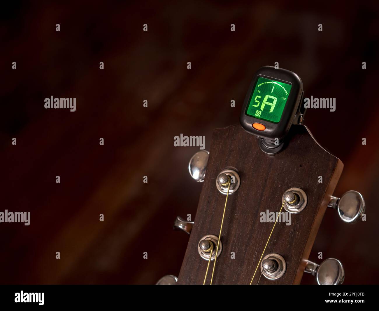 Tuner for Guitar , Un suono, Fifth String , clip sulla testa della chitarra Foto Stock