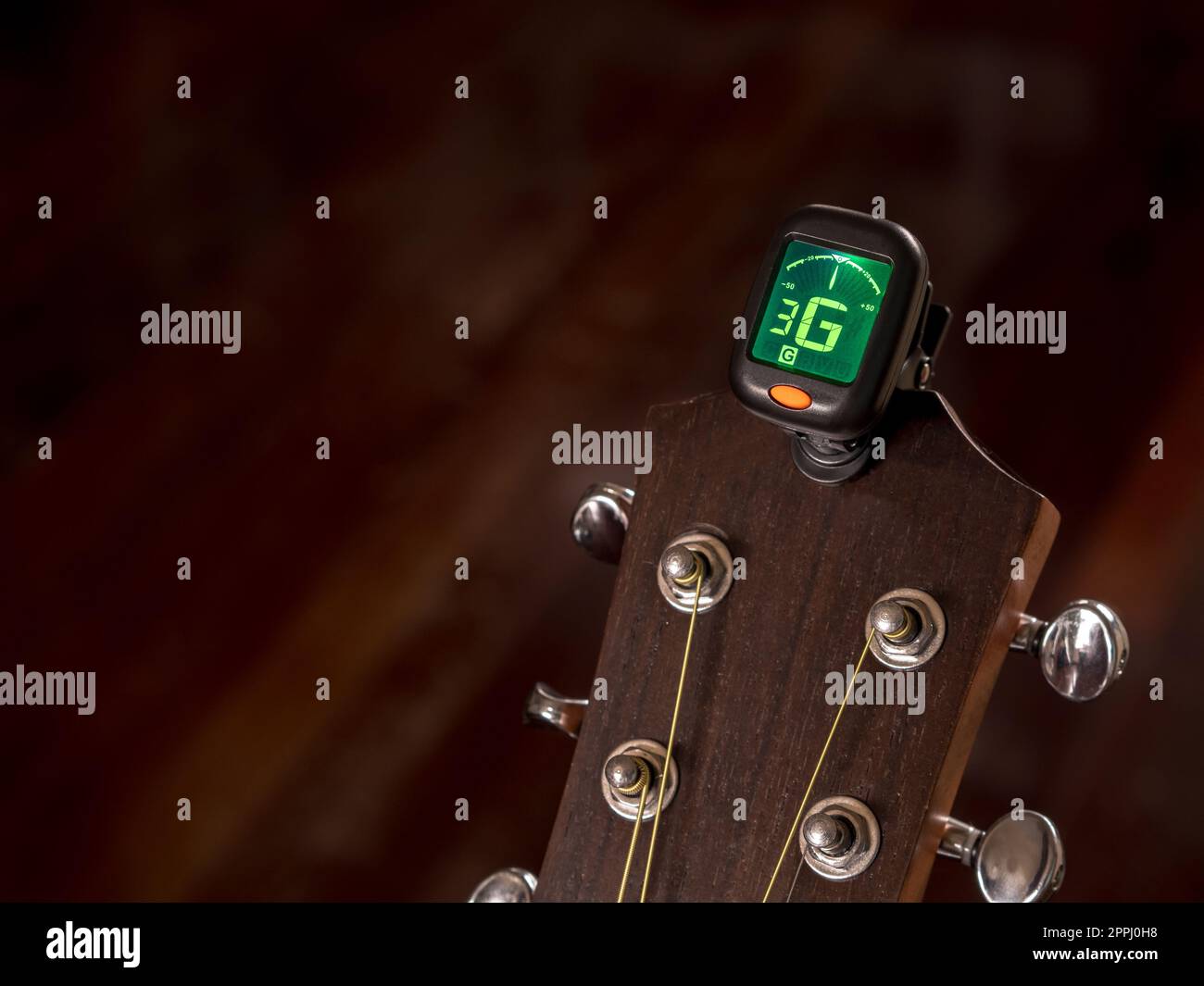 Sintonizzatore per chitarra , suono G, terza stringa, clip sulla testa della chitarra Foto Stock