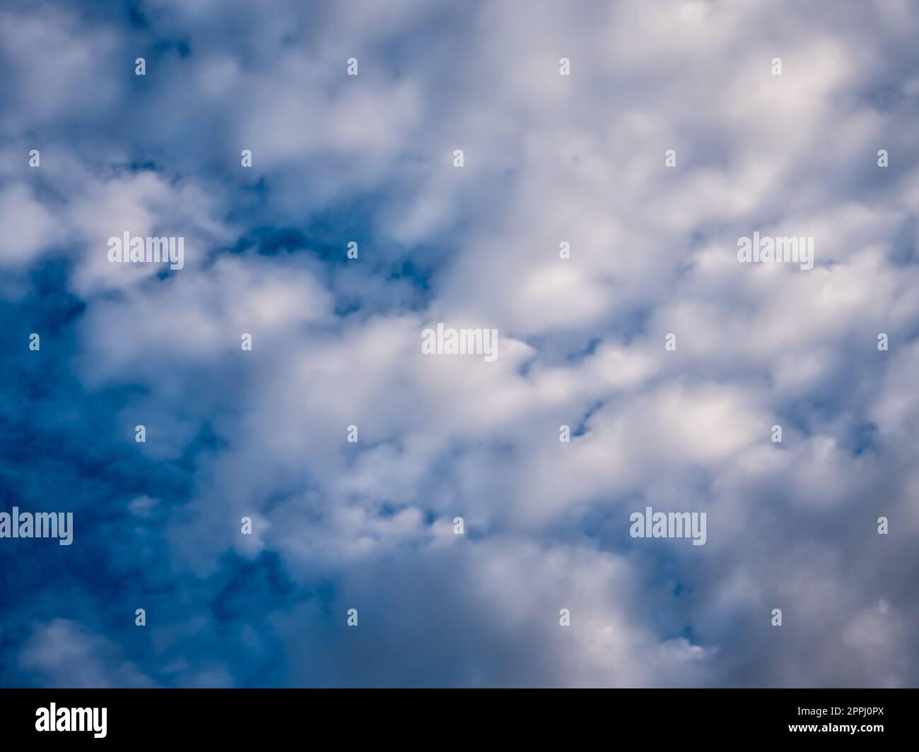 cielo blu scuro con nuvola. Foto Stock