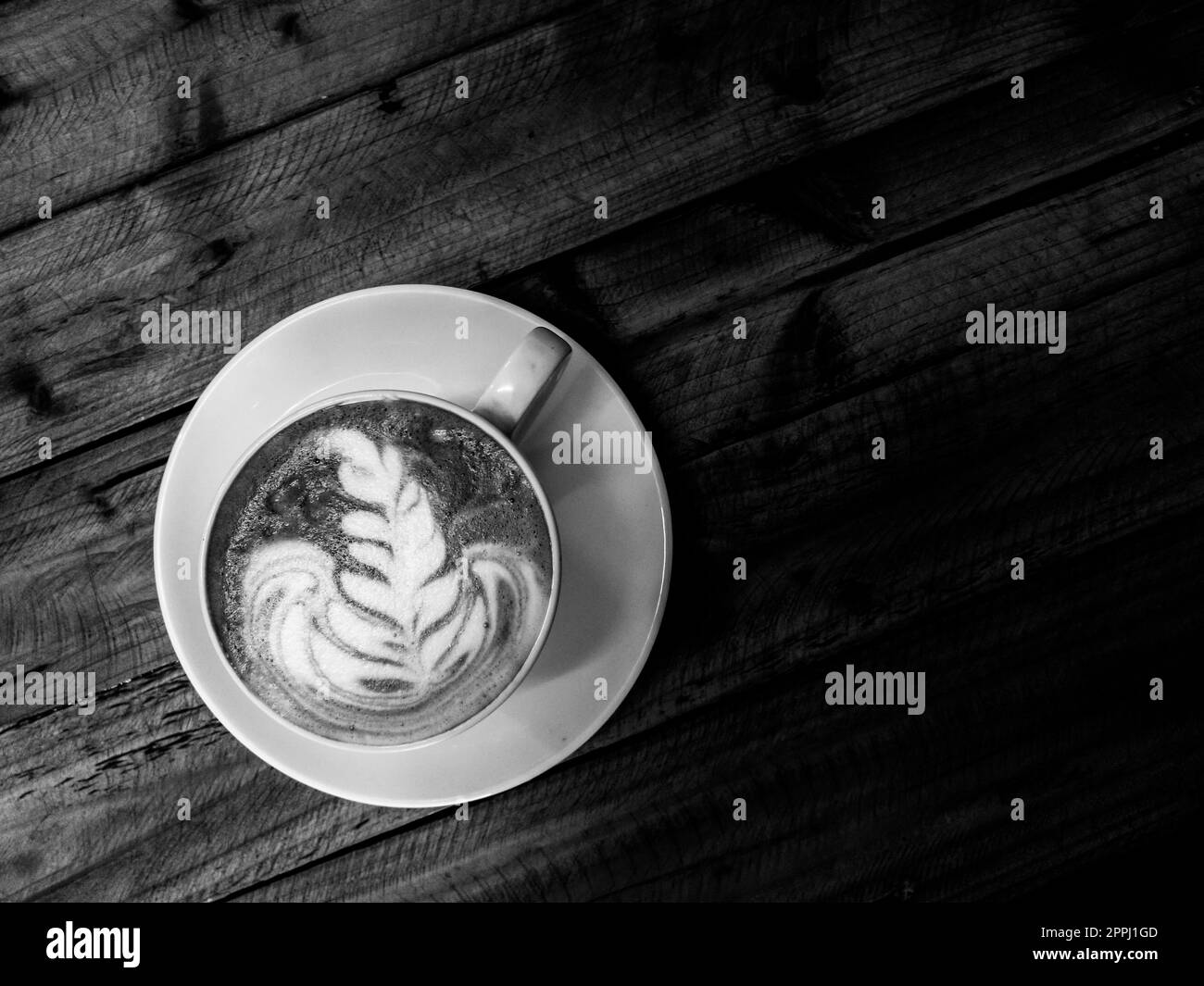 cioccolata calda in tazza bianca , su tavola di legno, tonalità bianco e nero Foto Stock