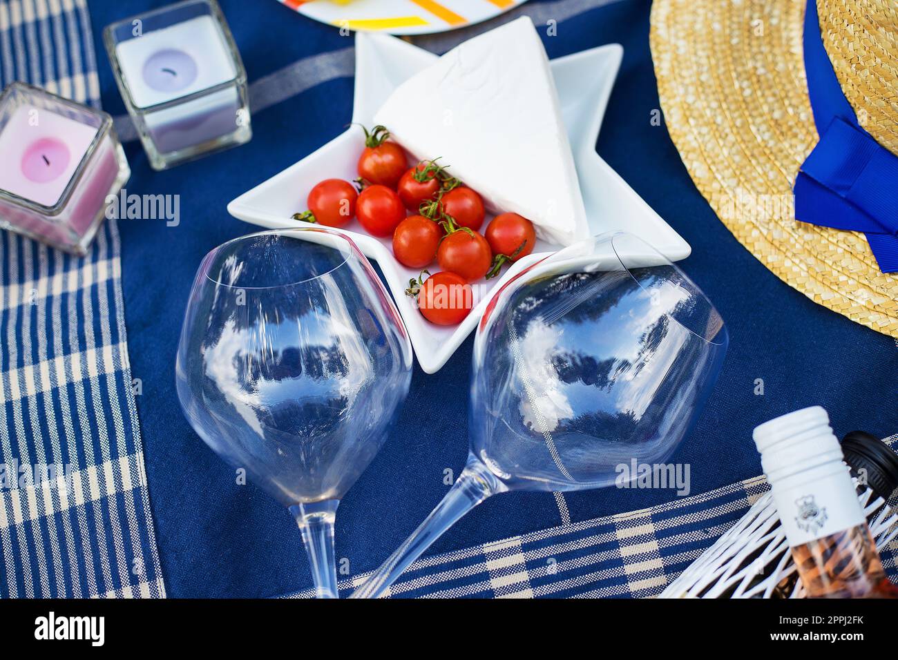 Serve un picnic estivo in stile francese Foto Stock