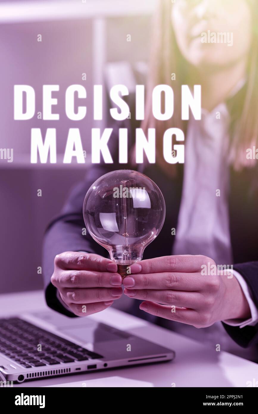 Scrittura visualizzazione testo processo decisionale. Parola scritta sopra per scegliere l'opzione migliore per parare con la situazione attuale Foto Stock