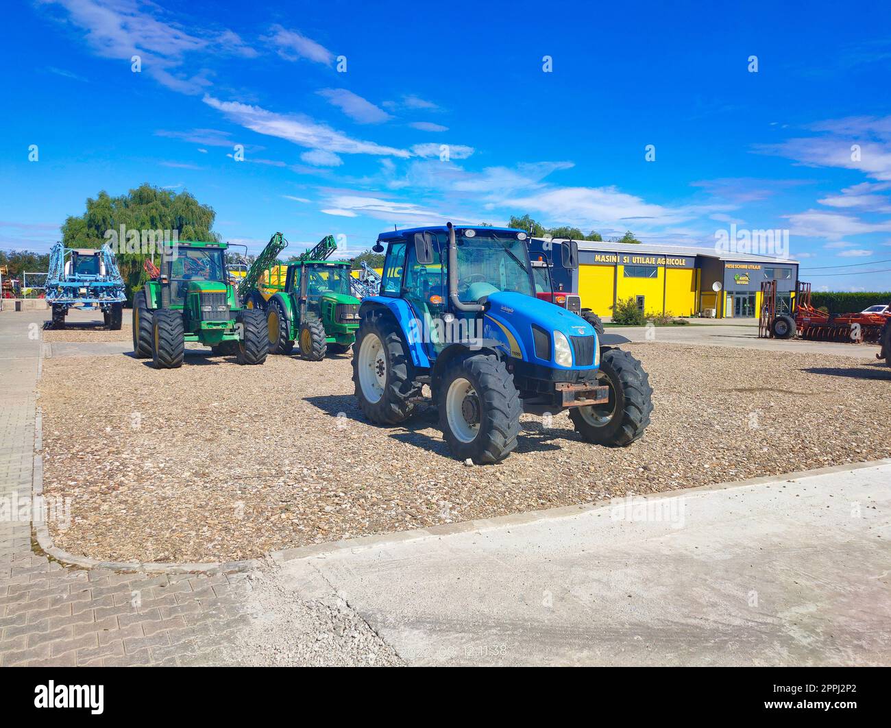 Araclar, Turchia - 16 settembre 2022: Logo New Holland Agriculture sul trattore contro un cielo blu ad Araclar, Turchia Foto Stock