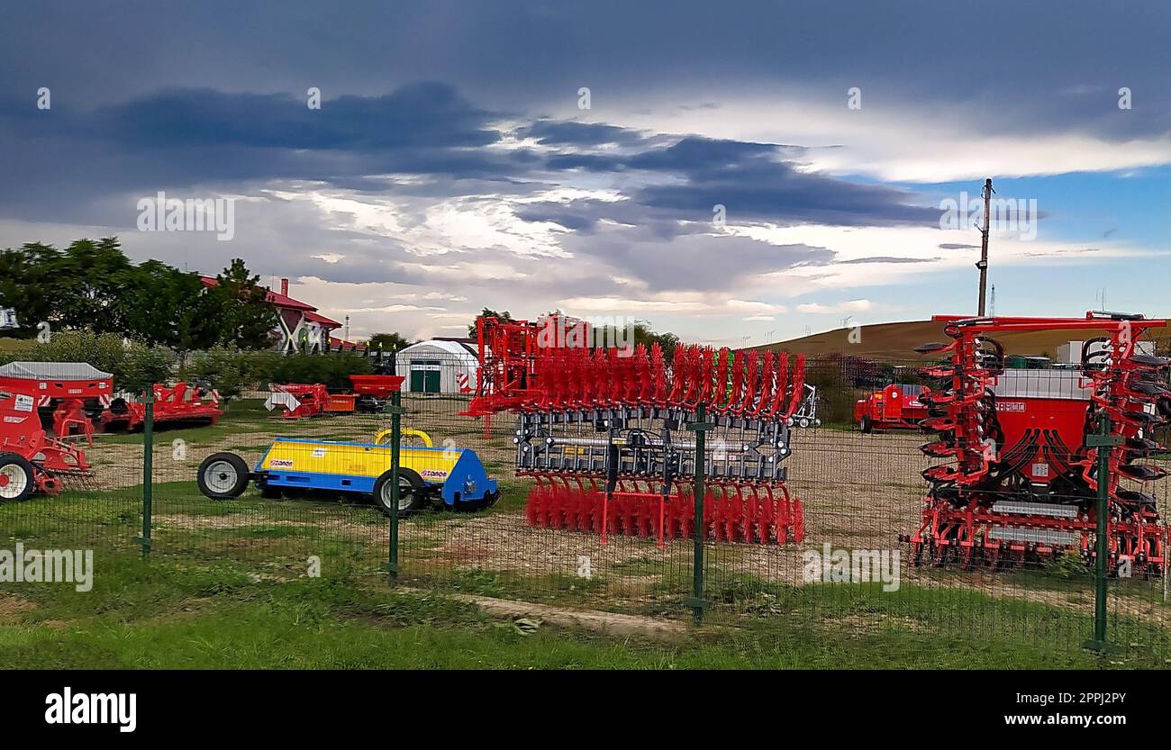 Bacau, Romania - 11 settembre 2022: Seminatrice e aratro a dischi di grandi dimensioni Gaspardo, traino per trattori su campi di aratura Foto Stock